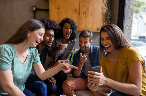 Groupe d'amis jouant à Bible Quiz